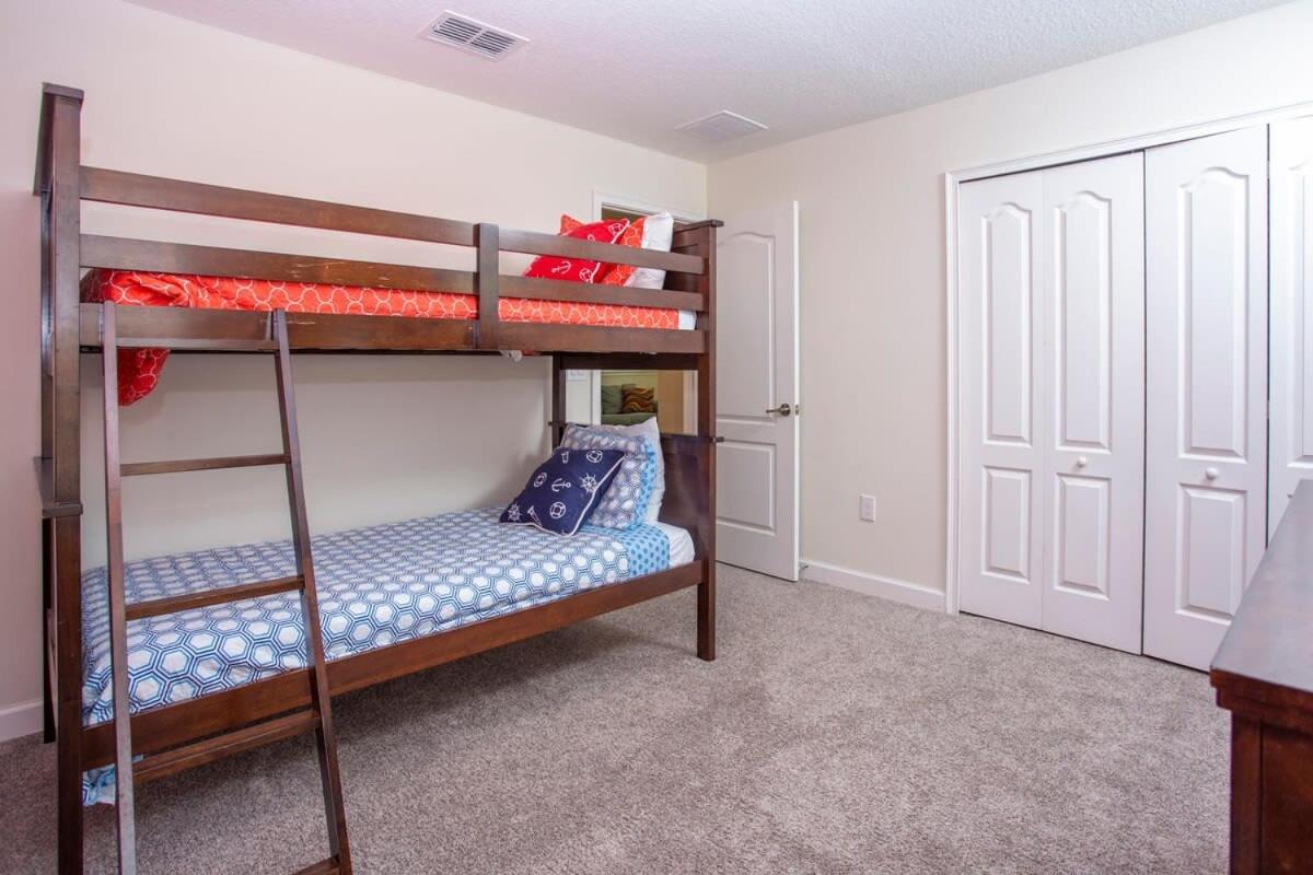 Gorgeous 5 Bd Single Family With Pool 5528 *