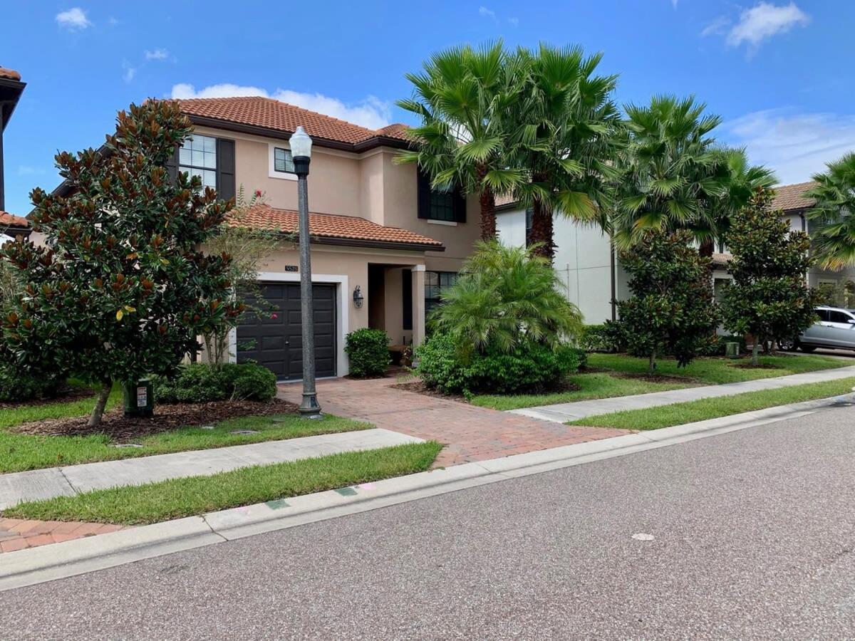 Gorgeous 5 Bd Single Family With Pool 5528 *